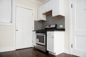 1056 W Lill Ave in Chicago, IL - Building Photo - Building Photo