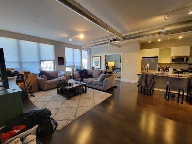 154 W 2nd St, Unit 301 in Boston, MA - Building Photo - Building Photo