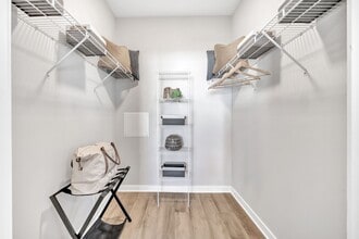 Kinsley in Bethel, CT - Foto de edificio - Interior Photo