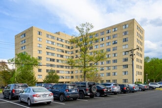 River Towers in Alexandria, VA - Building Photo - Building Photo
