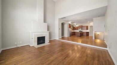 5637 Oasis Palm Ln in Houston, TX - Foto de edificio - Building Photo