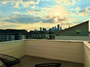 2717 Clinton Dr in Houston, TX - Building Photo - Building Photo