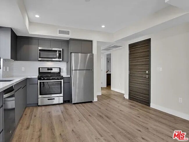 property at 846 S Mariposa Ave