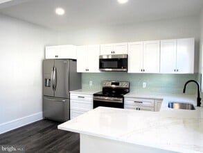 704 Oak Ln in Philadelphia, PA - Building Photo - Building Photo