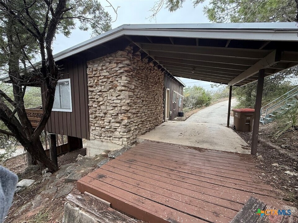 827 Contour Dr in Canyon Lake, TX - Building Photo