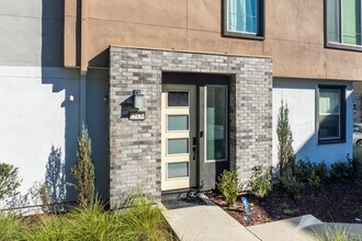 Mission Crossing in Hayward, CA - Foto de edificio - Building Photo