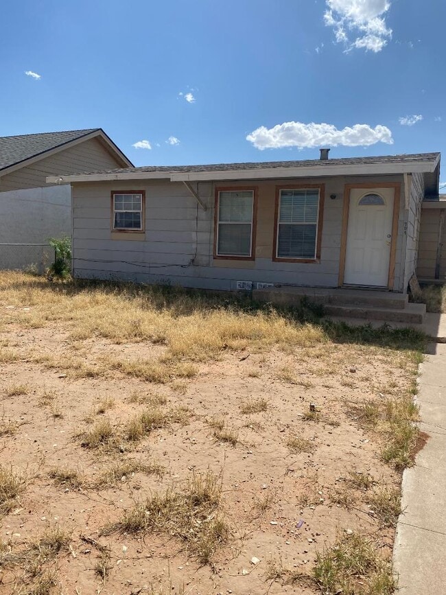 704 S Clay St in Midland, TX - Foto de edificio - Building Photo