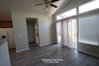 1801 Foxboro St in Petaluma, CA - Building Photo - Building Photo