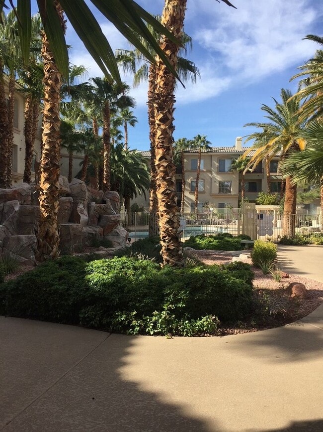 7123 S Durango Dr in Las Vegas, NV - Foto de edificio - Building Photo