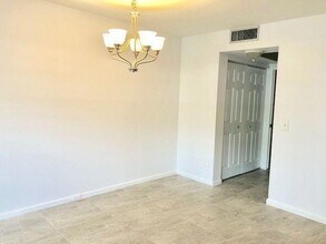 1067 Cornwall D in Boca Raton, FL - Foto de edificio - Building Photo