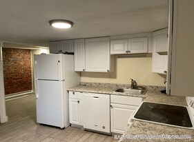 31 Chelsea St, Unit B in Boston, MA - Building Photo