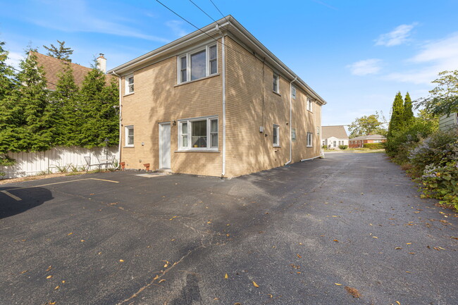 311 Maple Ave, Unit B in Downers Grove, IL - Foto de edificio - Building Photo