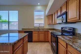 6586 W Oraibi Dr in Glendale, AZ - Building Photo - Building Photo