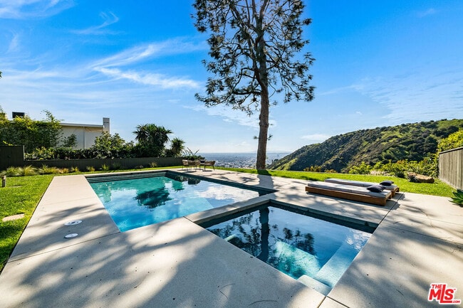 2431 Carman Crest Dr in Los Angeles, CA - Building Photo - Building Photo