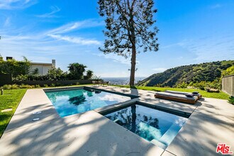 2431 Carman Crest Dr in Los Angeles, CA - Building Photo - Building Photo