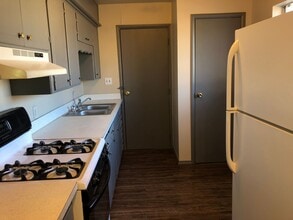 916 NW 24th St in Moore, OK - Foto de edificio - Building Photo