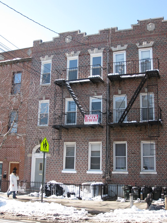 6718 13th Ave in Brooklyn, NY - Foto de edificio