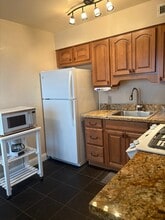 500 Glenwood Cir, Unit 113 in Monterey, CA - Foto de edificio - Building Photo