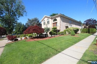 499 Morse Ave in Ridgefield, NJ - Building Photo