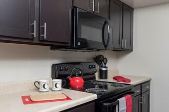 Crescent Centre Apartments & Townhomes in Louisville, KY - Foto de edificio - Building Photo