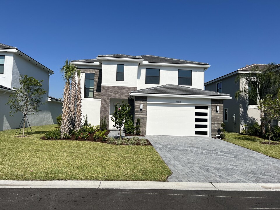 7181 Villamar Way in Greenacres, FL - Building Photo
