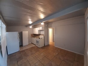 2170-2172 Davis Ct in Ft. Myers, FL - Building Photo - Building Photo