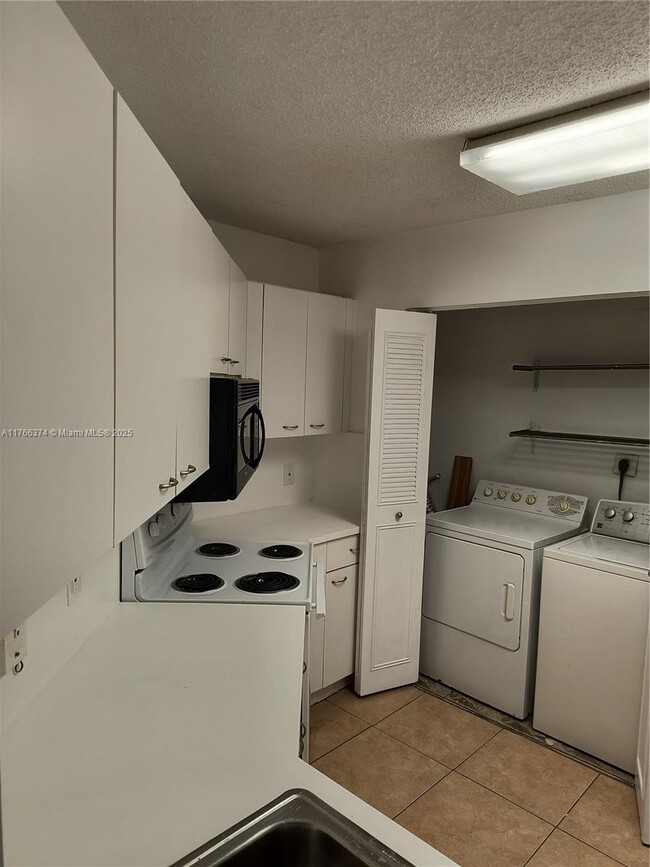 6296 NW 186th St in Hialeah, FL - Building Photo - Building Photo