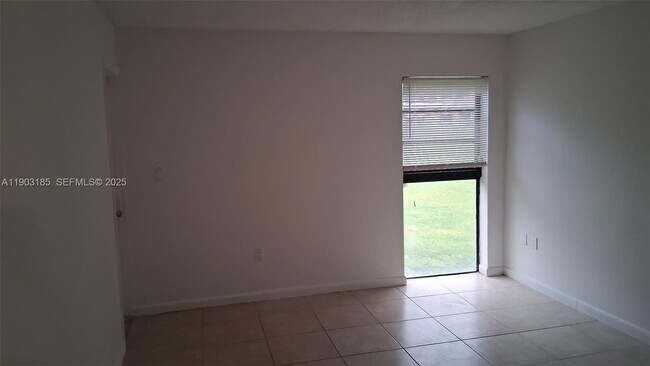 650 NE 149th St in North Miami, FL - Foto de edificio - Building Photo