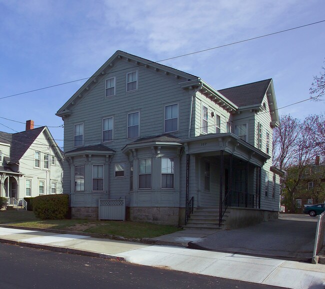 107 Winter St in Fall River, MA - Foto de edificio - Building Photo