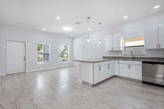 2827 Saranac Ave in West Palm Beach, FL - Building Photo - Building Photo