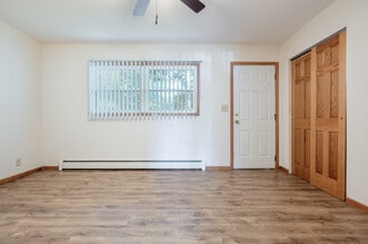 Flats at Middleton Shores in Middleton, WI - Foto de edificio - Interior Photo