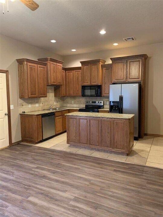 206 Woodbriar Rd in Noble, OK - Building Photo