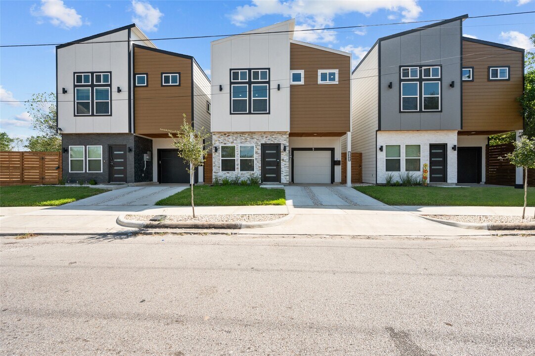 7089 Tierwester St in Houston, TX - Building Photo