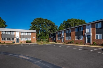 Peninsula Pointe Apartments in Hampton, VA - Foto de edificio - Building Photo