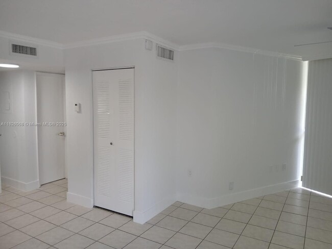 6955 NW 186th St, Unit F110 in Hialeah, FL - Foto de edificio - Building Photo