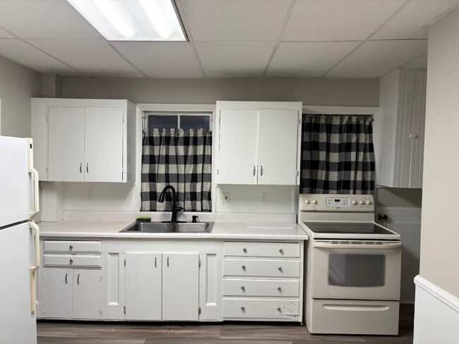 98 High St in Auburn, ME - Foto de edificio - Building Photo