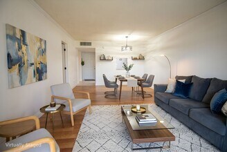 6020 NW 64th Ave in Tamarac, FL - Foto de edificio - Building Photo