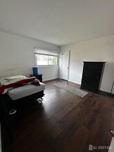 8 Cambridge Rd in Kendall Park, NJ - Foto de edificio - Building Photo