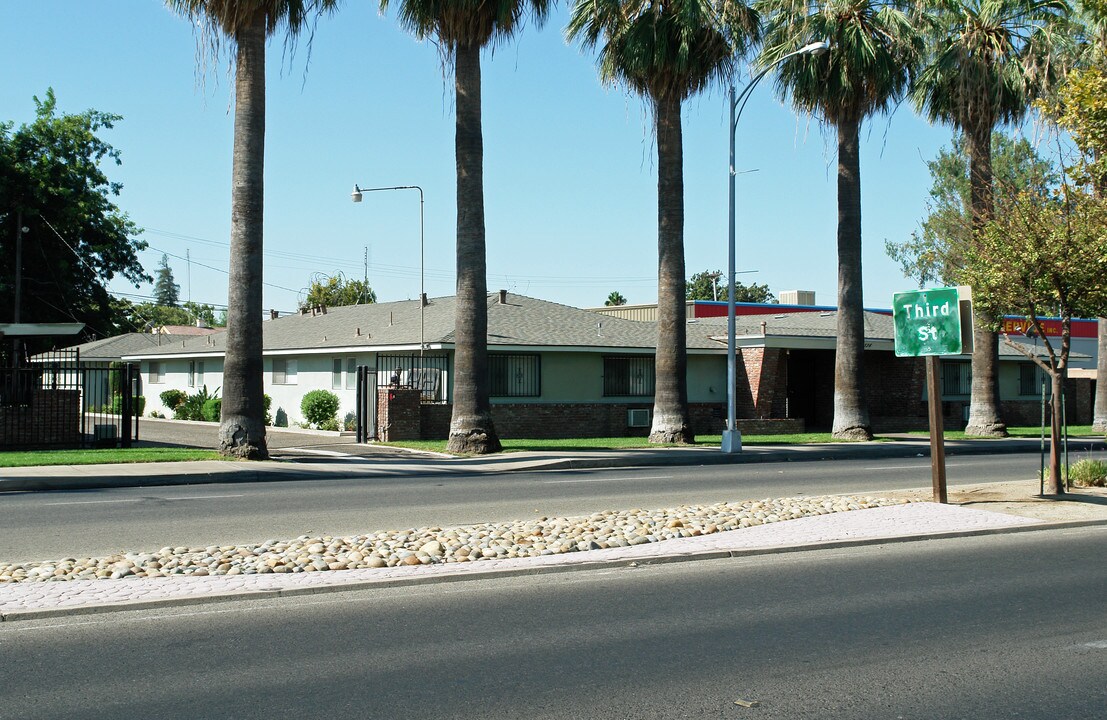 3336 E Ventura Ave in Fresno, CA - Building Photo