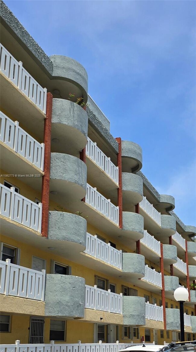 7900 Tatum Waterway Dr in Miami, FL - Building Photo - Building Photo