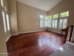 318 Hornblend Ct in Simi Valley, CA - Foto de edificio - Building Photo