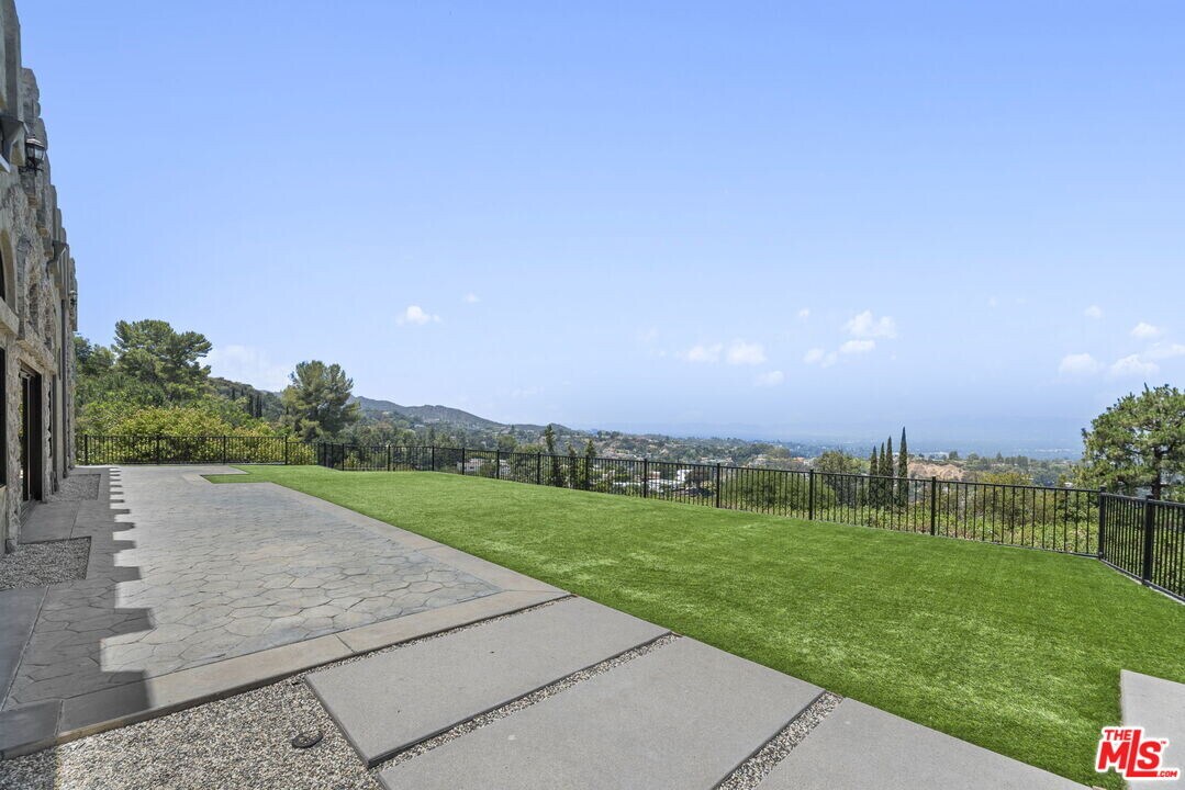 15851 Mulholland Pl in Los Angeles, CA - Building Photo