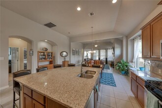 8200 Cannon Ct in Lago Vista, TX - Foto de edificio - Building Photo
