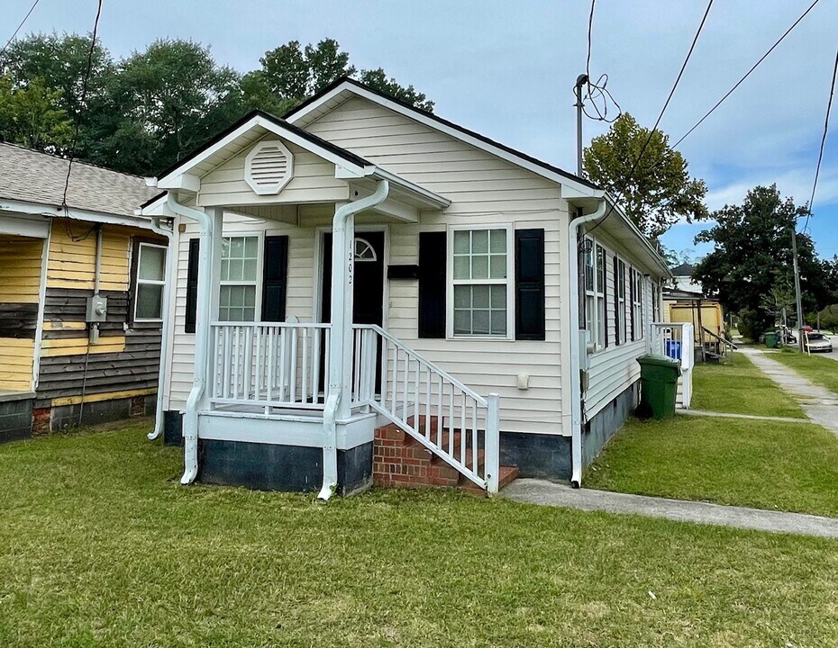 1202 S 8th St in Wilmington, NC - Foto de edificio