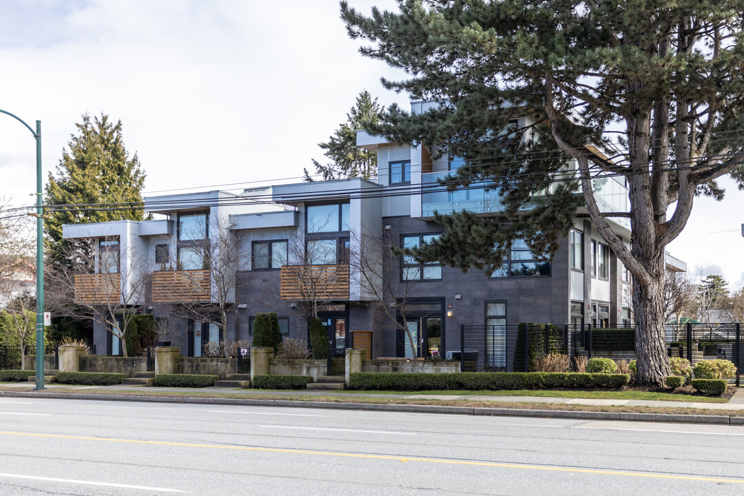 6002-6060 Oak St in Vancouver, BC - Building Photo