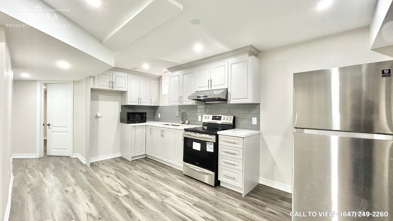 16 Hawtrey Rd in Brampton, ON - Building Photo