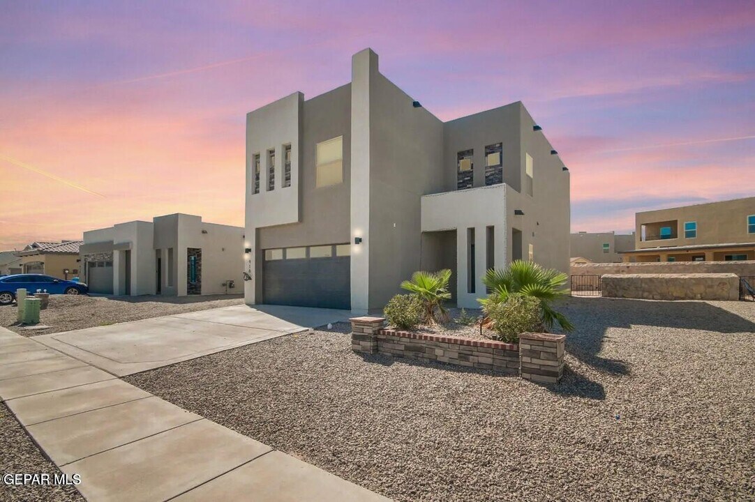 916 Mormon Tea Dr in Socorro, TX - Building Photo