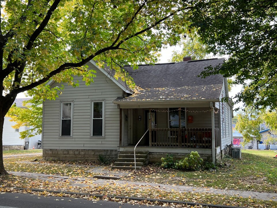 808 S Washington St in Bloomington, IN - Building Photo