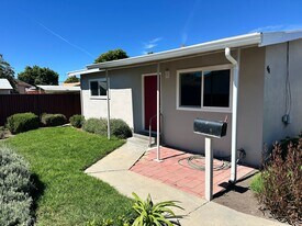 44-44 Buena Vista St in Salinas, CA - Building Photo