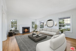 5818 W 8th St in Los Angeles, CA - Building Photo